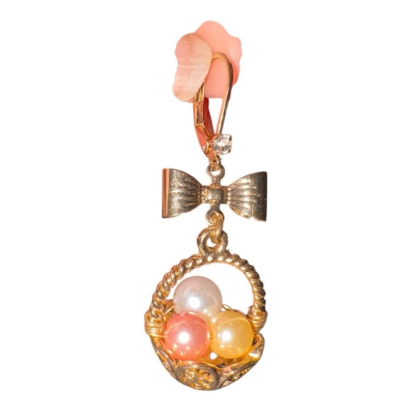 Vintage Basket Earrings Goldtone w/Faux Pearl Easter Eggs Bow Top Leverback JB7 - Picture 3 of 3
